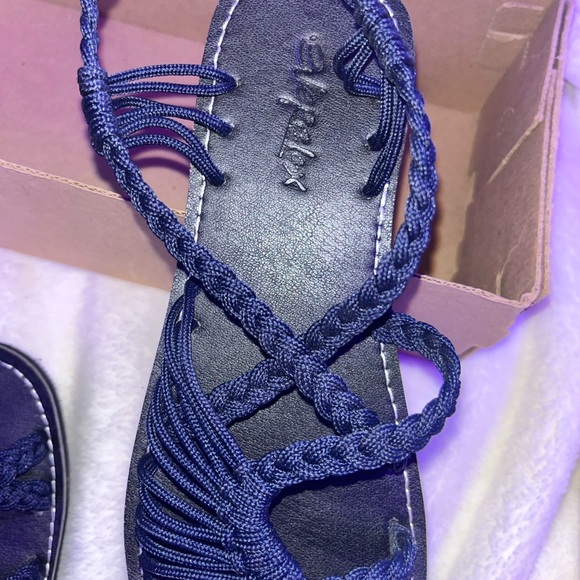 Hiii💙, I’m selling new never been used before EVERELAX sandals US 7W! - Picture 4 of 5